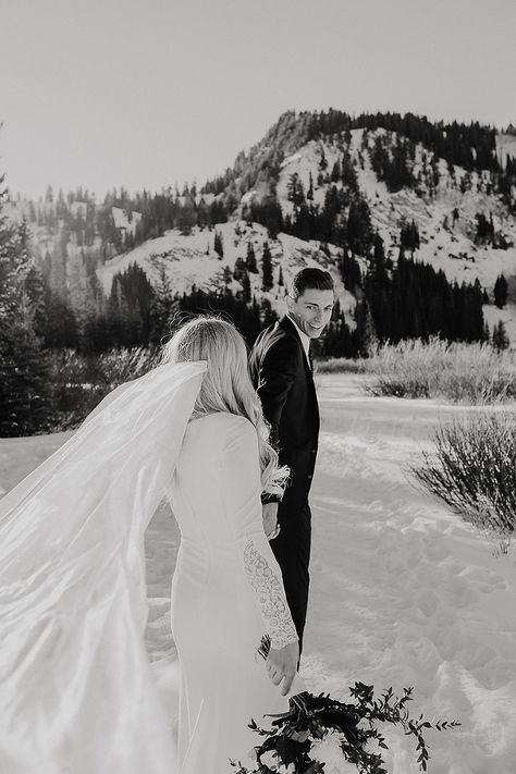 Winter Wedding Photography Poses, Winter Wedding Couple Photos, Snowy Wedding Photos, Winter Wedding Pictures Outdoor, Wedding Photo Ideas Winter, Wedding Photography Winter, Black And White Wedding Winter, Winter Wedding Picture Ideas, Winter Wedding Portraits