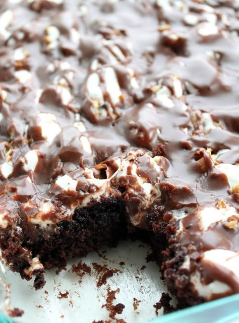 Rocky Road Brownies From Box Cake Mixes, Rocky Road Desserts, Rocky Road Cake Recipe, Dinner Recipes Yummy, Fudge Microwave, Rocky Road Brownies Recipe, Easy Microwave Fudge, Rocky Road Brownies, Amish Market