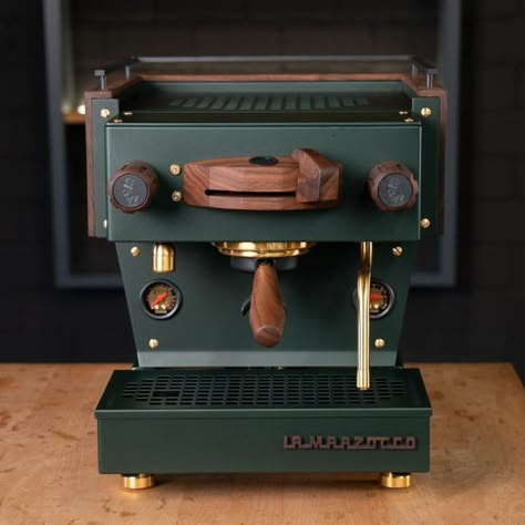 rb.crafts | custom espresso machines and tools on Instagram: "The green Linea Mini, stealing the spotlight once again! The metallic effect in the colour paired with the golden elements and fine-textured surface are creating a shiny appearance. Together with the olive wood parts, it develops a radiant elegance.  #rbcrafts   #lamarzocco #lamarzoccohome #lamarzoccolineamini #customized #customespressomachine" La Marzocco Espresso Machine, Industrial Coffee Machine, Green Espresso Machine, Coffee Shop Appliances, Cool Coffee Machines, Custom Espresso Machine, Mini Espresso Machine, Retro Espresso Machine, Lamarzocco Linea Mini