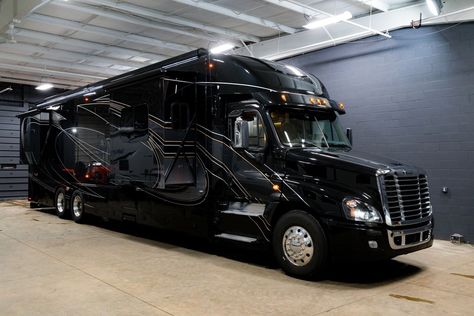 2018 Show Hauler 45ft Bunkhouse Super C Freightliner Chassis Motorhome Rv Sale Camper Air Conditioner, Super C Rv, Luxury Motorhomes, Luxury Rv, Rv Truck, Detroit Diesel, Suv Trucks, Campers For Sale, Big Rig Trucks