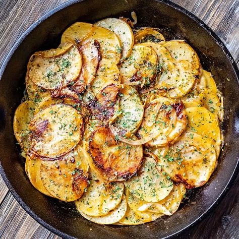 Sliced Fried Potatoes, Oven Fried Potatoes, Pan Fried Potatoes, Fried Potatoes Recipe, Potatoes And Onions, Skillet Potatoes, Potato Recipes Side Dishes, Potato Onion, Potato Sides