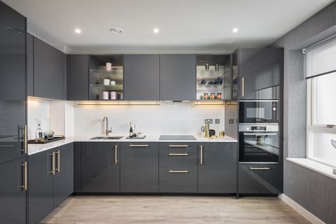 Light Grey Kitchen With Gold Handles, White Gray Black Kitchen, Gray And Gold Kitchen, Grey And Black Kitchen, Gold And White Kitchen, Grey White Kitchen, Kitchen Rich, Grey Kitchen Cupboards, Anthracite Kitchen