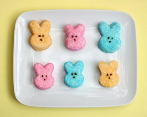 Homemade Marshmallow Peeps Homemade Peeps, Peeps Crafts, Peeps Recipes, Easter Kids Food, Recipes For Easter, Homemade Marshmallow Recipe, Bake Cupcakes, Easter Food Appetizers, Easter Cake Recipes