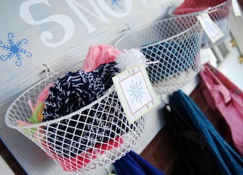 A board fitted with baskets and hooks makes the perfect solution to combat winter clutter. Winter Gear Storage, Winter Gear Organization, Hat Storage Ideas, Scarf Storage, Coat Storage, Old Ladder, Mud Room Storage, Diy Winter, Gear Organizer