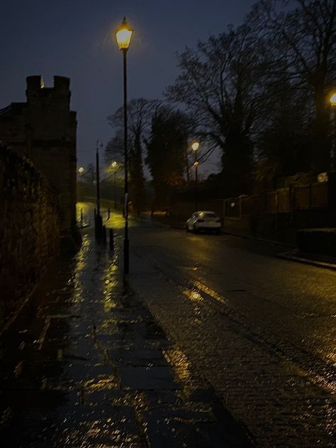 City Life Aesthetic, Rain Pictures, Rainy Day Aesthetic, Night Rain, Italy Pictures, Sensory Art, Scenery Photography, Night Scenery, Rainy Night