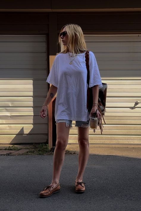 Another classic outfit idea - an easy oversized white t-shirt with distressed jean short (jorts) and a pair of worn-in sperry boat shoes (loafers). #jortsoutfit #casualoutfits #summeroutfitideas • jort outfit ideas • how to style jorts • oversized t-shirt outfits • big shirt little pants outfit • prefall outfit ideas • summer outfit ideas • casual women's fashion • tomboy style • tomboy femme aesthetic • how to style boat shoes • Sperry Shoes For Women Outfits, Tomboy Style Summer, Big Shirt Little Pants, Short Jorts, Style Jorts, Sperry Outfit, Fashion Tomboy, Cute Tomboy Outfits, Style Tomboy