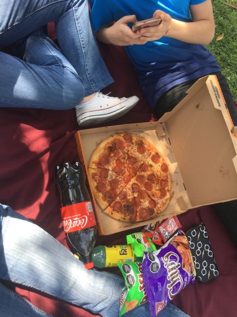 Picnic Aesthetic Friends, Aesthetic Picnic, Picnic Aesthetic, Pepperoni Pizza, Dates, Vision Board, Pizza, Gifts, Pizzas