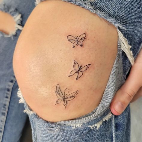 Minimal Knee Tattoo, Butterfly On Knee Tattoo, Tattoos For Above The Knee, Thigh Tattoos Women Above Knee, Flower Above Knee Tattoo, Knee Tattoo Minimalist, Butterfly Knee Tattoos Women, Small Knee Tattoos Women, Butterfly Tattoo On Knee