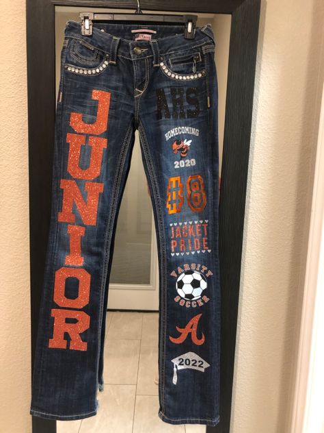 I custome make Junior/Senior overalls and pants for Homecoming. Hoco Spirit Pants Ideas, Cheer Pants Ideas, Junior Pants Ideas, Spirt Week Pants Ideas, Junior Jeans Painted, Homecoming Jeans Junior, Spirt Week Jeans, Senior Class Pants, Class Pants Ideas