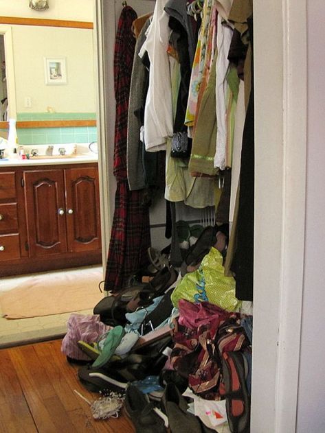 Family Drop Zone, Entryway Drop Zone, Organize 365, Teen Closet, Messy Clothes, Creating An Entryway, Messy Closet, Dressing Room Closet, Closet Hacks