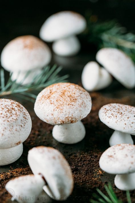 Meringue mushrooms are adorable on Christmas cookie platters and perfect for decorating cakes like yule logs (Meringue mushrooms step-by-step photos) Yule Log Cake Recipe, Meringue Mushrooms, Yule Log Recipe, Christmas Yule Log, Chocolate Yule Log, Yule Log Cake, Log Cake, Food Log, Yule Log