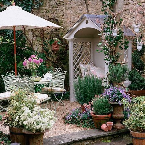 Taman Vintage, Taman Diy, Country Garden Decor, Backyard Garden Layout, Small Backyard Gardens, Have Inspiration, Small Garden Design, Garden Care, Courtyard Garden