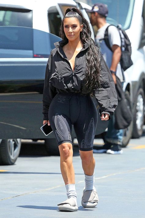 Kim Kardashian Tries to Make Socks with Sandals Happen: Do You Approve? Kim Kardashian Yeezy Outfit, Yeezy Sneakers Outfit Women, Yeezy Socks, Kim Kardashian Yeezy, Yeezy Slides Outfit, Socks With Sandals, Kanye Fashion, Estilo Jenner, Estilo Kardashian