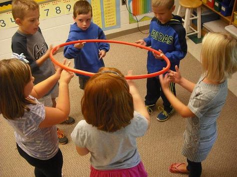 10+ Fun Team Building Activities 2017 Simple Team Building Activities, Hula Hoop Games, Team Building Activities For Adults, Building Games For Kids, Activities For Students, Team Building Games, Cooperative Games, Hula Hoops, Building Activities