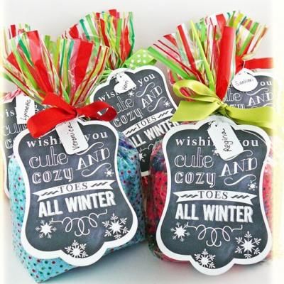 A cute tag to go with a package of cute socks. Cozy Toes Free Printable {frugal Christmas presents}  --  Maybe for a Secret Santa. Frugal Christmas, Classy Christmas, Neighbor Gifts, Sock Gifts, Appreciation Gifts, Christmas Printables, Secret Santa, Mary Kay, All Things Christmas