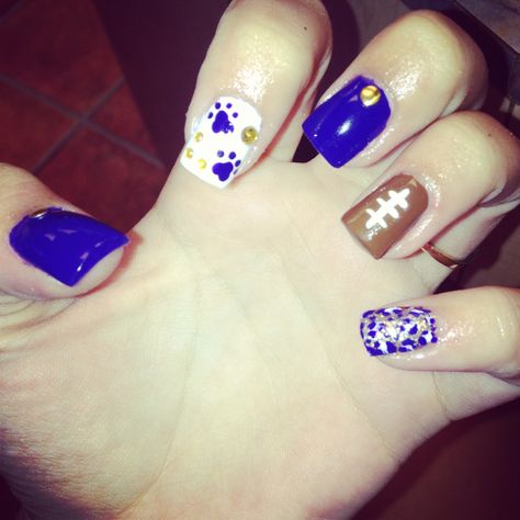 Football nails GO BULLDOGS Blue Football Nails, Blue And White Football Nails, Kentucky Nails, Football And Cheer Nail Designs, Uk Nails Kentucky Wildcat, Michigan Wolverines Nails, School Spirit Nails, Spirit Nails, Football Nail Designs