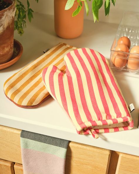 Patchwork Oven Mitts, Textile Home Decor, Cute Oven Mitts, Cool Kitchen Decor, Colorful Oven, Unique Diy Home Decor Ideas, Oven Mits, Colorful Kitchen Accessories, Funky Kitchen