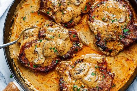 Pork Chop Recipes: 9 Essential Pork Chop Recipes You Must Try Asap — Eatwell101 Garlic Pork Chops, Recipe Pork, Decorações Com Comidas, Creamy Mushroom Sauce, Pork Dinner, Idee Pasto, Salad Pasta, Mushroom Sauce, Deilig Mat