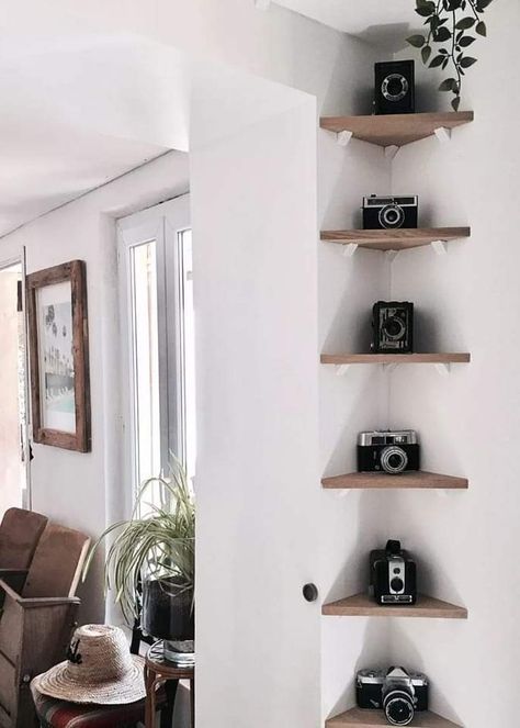 Corner Shelf Design, Projek Kayu, Design Ložnic, Shelf Decor Living Room, Corner Wall Shelves, Corner Bookshelves, Home Decor Shelves, Les Angles, Corner Decor