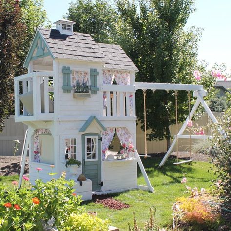 I was looking back at pictures this morning from last spring when we finished the playhouse.This has been such a fun thing for all the… Outdoor Playhouse Ideas, Playhouse Decor, Playhouse Interior, Outdoor Playhouses, Kids Playhouse Outdoors, Backyard Playset, Kids Backyard, Diy Playhouse, Backyard Playhouse