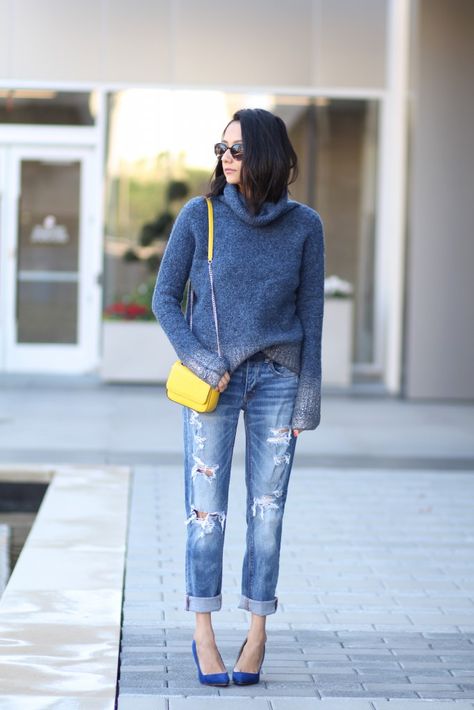 turtleneck & boyfriend jeans Yellow Bag Outfit, Blue Bag Outfit, Yellow Purse, Purse Outfit, Blue Jean Outfits, Yellow Purses, Houston Fashion, Yellow Handbag, Handbag Outfit