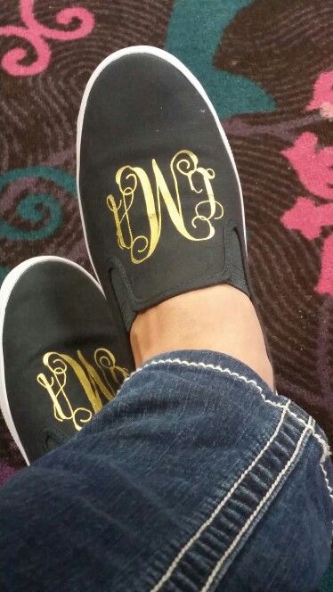 Gold heat transfer vinyl on shoes (used flat iron to apply). Vinyl On Shoes, Monogram Shoes, Cricut Monogram, Monogram Ideas, Vinyl Monogram, Monogram Shirts, Embroidery Monogram, Vinyl Ideas, Vinyl Shirts