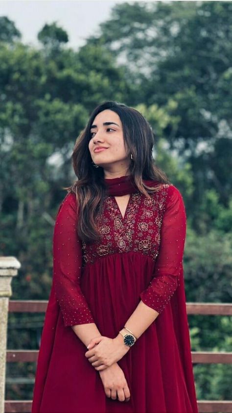 Long Sleves Desine Kurti, Alia Kat Kurti, Poses In Chudidhar, Alia Cut Kurti Pattern Party Wear, Salwar Designs For Wedding, Night Function Dress, Aliyacutt Dress, Salwar Ideas Party Wear, Alia Cut Kurti Poses