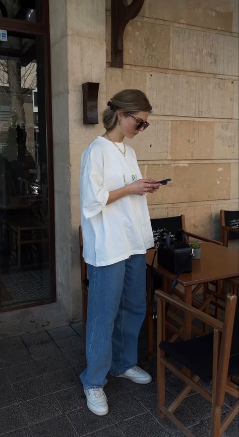 Oversize Look Style, Oversized Shirt Jeans Outfit, Long Tshirt Outfit Jeans, Big Tshirt And Jeans Outfit, Cool Minimalist Outfits, Summer Outfit Minimalistic, Baggy Oversized Outfit, Big White Tshirt Outfits, Outfits With White Tshirt