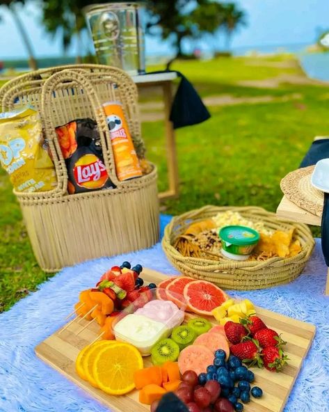 Simple Picnic, Picnic Dates, Picnic Date Food, Picnic Setup, Students Life, Picnic Planning, 2025 Goals, Platter Ideas, Aesthetic Picnic