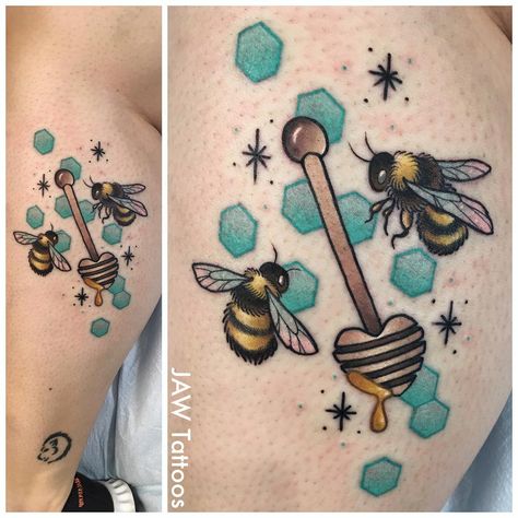 ⒿⒺⓈⓈ ⓌⒽⒾⓉⒺ on Instagram: “Sweet little honey bees for Melissa 🐝 . . . #jawtattoos #jessicaannwhite #honeybee #beetattoo #honeytattoo #honeystick #honeycomb…” Whimsical Bee Tattoo, Bee And Honey Tattoo, Filler Tatoos, Honey Tattoos, Honeybee Tattoo, Dipper Tattoo, Honey Tattoo, Queen Bee Tattoo, Rad Tattoos