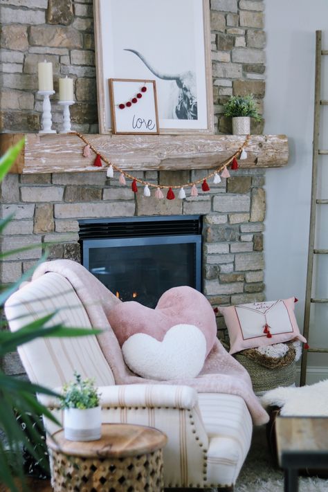 How To Decorate After Christmas, Decorate After Christmas, Valentine's Home Decoration, Valentijnsdag Diy, Vday Decor, Black Brick Wall, Valentine's Decor, Valentines Decor, Valentines Decorations