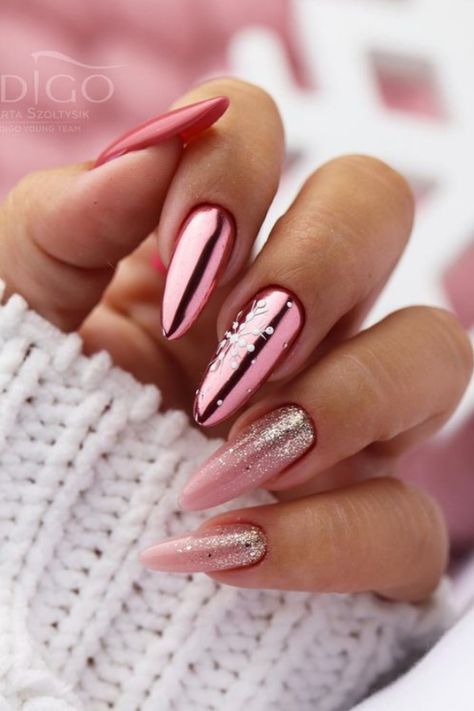 You are looking for fun and cute Christmas and holiday nails. Can you recreate them this year? If so, we have plenty of great ideas to share with you! Christmas Nails Design, Christmas Nails Ideas, Nails Sparkly, Silver Nail Designs, Almond Acrylic, Classy Nail, Christmas Gel Nails, Nails Winter, Rose Gold Nails