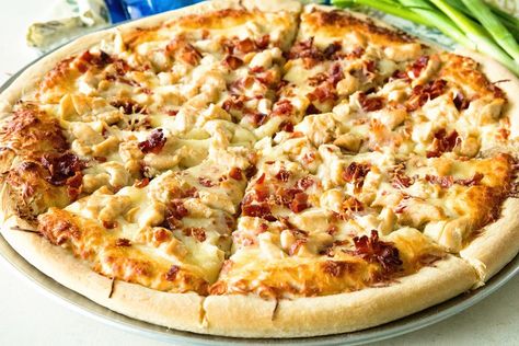 Broccoli Stromboli, Chicken Bacon Pizza, Bacon Ranch Pizza, Pizza Video, Pizza Ranch, Ranch Pizza, Chicken Bacon Ranch Pizza, White Pizza Recipes, Ranch Sauce