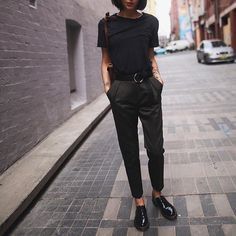 @andwhatelse Oxfords Outfit, Minimal Stil, Dr Martens Outfit, Martens Style, Doc Martens Outfit, Woman In Black, Flats Outfit, Mode Casual, Stil Inspiration