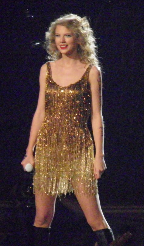 "i have to believe in love and i have to believe in fairy tales" Sparks Fly Outfit, Taylor Swift Iconic Concert Outfits, Taylor Swift Sparks Fly Outfit, Fearless Dress Taylor Swift, Taylor Swift Concert Looks, Fearless Taylor Swift Aesthetic Outfits, Taylor Swift Performance Outfits, Taylor Swift Sequin Dress, Taylor Swift Speak Now Tour Outfits