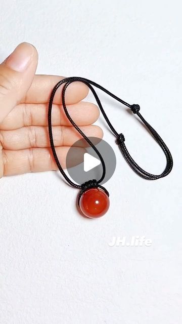 Knotted Necklace Diy, Wooden Jewelery, Beaded Necklace Tutorial, Wooden Bead Necklaces, Bead Necklaces, Bracelet Knots, Necklace Tutorial, Beaded Rope, Fancy Jewellery