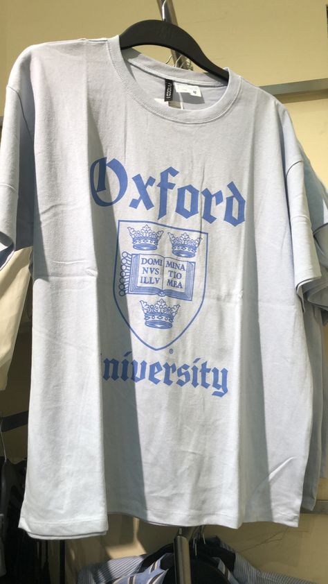 Oversized Crew Neck T-shirt For College, Oversized Slogan T-shirt For College, Oxford University Sweater, Grey Shirt Outfit, University Logo T-shirt With Crew Neck, Oxford University Sweatshirt, Gray Shirt Outfit, Girlboss Fashion, Dream University