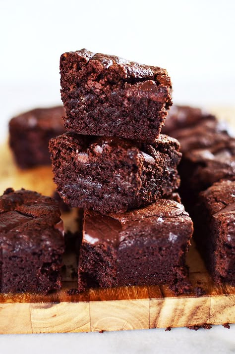 Cassava Flour Paleo Brownies {nut-free, gluten-free, grain-free, dairy-free} - Tasty Yummies Cassava Chocolate Cake, Cassava Flour Brownies, Cassava Brownies, Cassava Flour Desserts, Gf Bars, Cassava Recipes, Flour Desserts, Carob Recipes, Aip Treats