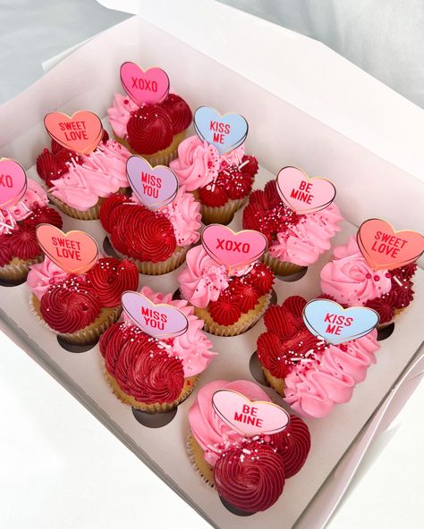 Valentine Theme Cupcakes, Valentines Day Cupcakes Aesthetic, Valentine Business Ideas, Valentine Themed Cupcakes, Cupcakes Decoration Valentines Day, Valentine’s Cupcakes Ideas, Valentines Place Setting, Valentines Day Bakery Ideas, Valentine Cupcakes Ideas