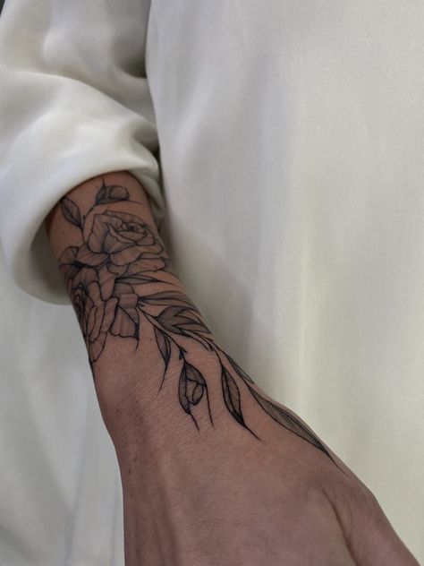 Tattoo Rose Arm Wrap Tattoo, Arm Roses Tattoo, Flower Tattoos Arm Forearm, Rose Tattoo On Arm For Women, Tattoo Leaf Arm, Forearm Wrist Tattoo Women, Forearm Rose Tattoo Women, Rose Realism Tattoo, Wrist Tattoo Flower