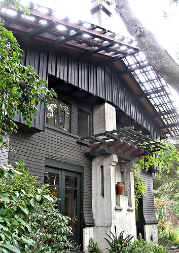 Bernard Maybeck, Architect: Guy Hyde Chick House, Berkeley (1913) Craftsman Style Decor, Bernard Maybeck, Craftsman Exterior, Cottages And Bungalows, Craftsman Style Homes, Bungalow Style, Craftsman Bungalows, Arts Crafts Style, Amazing Buildings