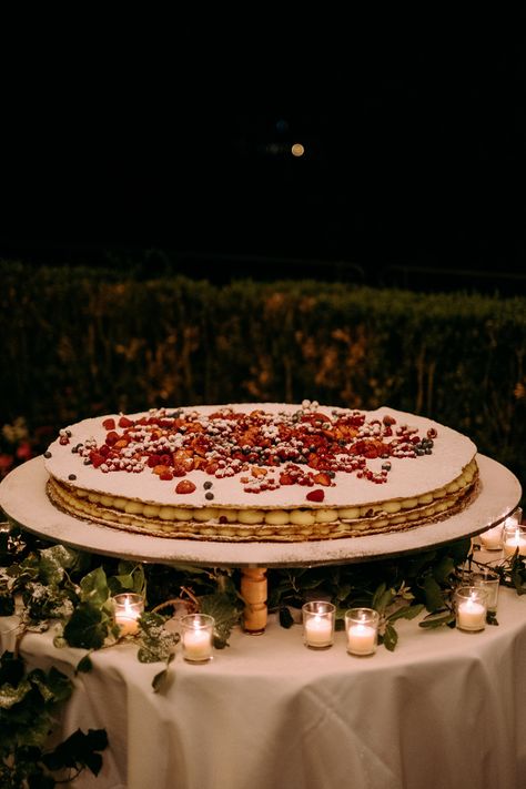 Flat Italian Wedding Cake, Italian Simple Wedding, Italian Wedding Aesthetic Flowers, Garden Wedding Italian, Italian Station Wedding, Italian Wedding Feast, Italian Bridal Dress, Italian Theme Wedding Cake, Italian Dessert Wedding Display