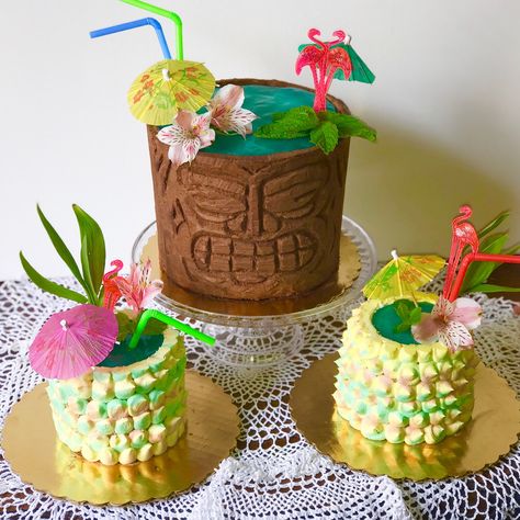 Tiki and pineapple cocktail cakes Luau Party theme Tiki Theme Cake, Tiki Birthday Cake, Hawaiian Birthday Cakes, Tiki Cake, Survivor Party, Tiki Cocktail, Cocktail Cake, Fake Cakes, Pineapple Cocktail