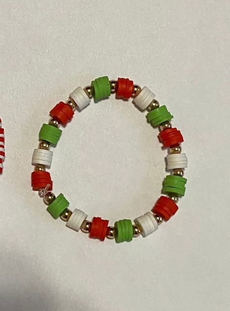 Christmas Colors (Red / Green / White) Bracelet made with Clay Beads with Gold Balls separating the colors. Christmas Themed Bracelets, Christmas Bracelets Ideas, Beads With Gold Balls, Christmas Clay Bead Bracelet Ideas, Clay Bead Bracelet Ideas Christmas, Handmade Bracelets Ideas Beads, Christmas Clay Bead Bracelets, Christmas Beaded Jewelry, Christmas Beaded Bracelets