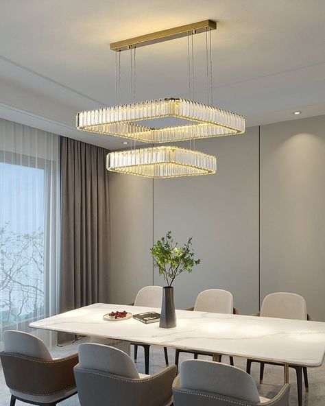 Voeg sprankeling toe aan uw leefruimte met deze YLK Hermana moderne LED-kroonluchter, met een vierkant ontwerp 🔲 in goud/zilver en kristal 💎 lamp. Perfect voor woonkamers, eetkamers, slaapkamers en elke ruimte die een lichtgevende touch nodig heeft 💡. Maak een statement met deze prachtige 🤩 kristalglans. SPECIFICATIES Garantie: 2 jaar Spanning: 110V, 120V, 220V, 110-240V Schakelaartype: Aan/uit-schakelaar met aanraakbediening Stijl: Moderne stijl Schaduwtype: KRISTAL Schaduwrichting: naar be