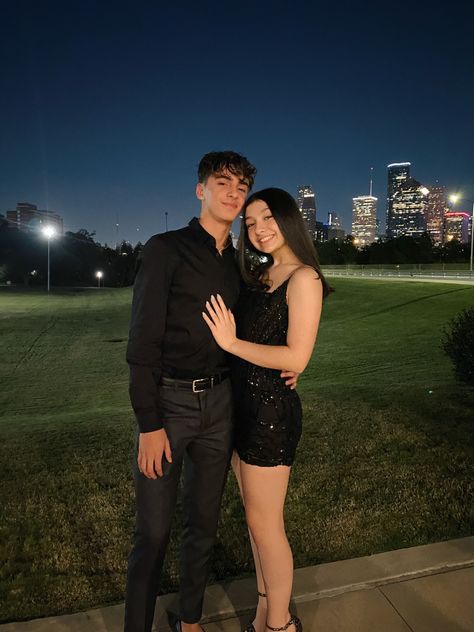 Instagram Pose Ideas Couple, Couple Soiree, Poses With Boy Best Friend, All Black Couple Outfit, Poses With Bf, Men Prom Outfit, Tight Hoco Dress, Date Night Photos, Homecoming Couple