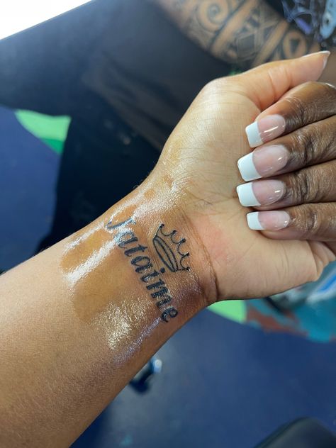 Tattoo For Son Name, Mama Name Tattoo, Sibling Initial Tattoo, Mom Tattoos Small, Baby Names Tattoo Ideas For Mom, Boyfriend Name Tattoos For Women, Mom Name Tattoo Ideas, Boyfriends Name Tattoo Ideas, And Tattoo