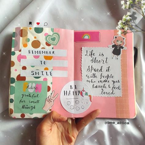 Sticker journal Easy Journalling Ideas, Journals Ideas Creative, Cute And Easy Journal Ideas, Small Book Journal Ideas, Journaling Easy Ideas, Scrapbook Journal Ideas Creative Easy, Cute Simple Journal Ideas, Journal Ideas Sticky Notes, Diy Journaling Ideas