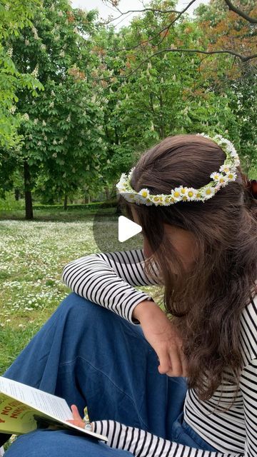 Mia 🪶 on Instagram: "Easy flower crown tutorial 🌱🌼  .  I have loved making these ever since I was little 🤍  #creative #floral #daisy #flowers #flowercrown #childhood #art #artist #picnic" Daisy Crown Tutorial, How To Make A Flower Crown, Easy Flower Crown, How To Make Tiara, Flower Crown Tutorial, Crown Tutorial, Daisy Flower Crown, Daisy Crown, Make A Crown