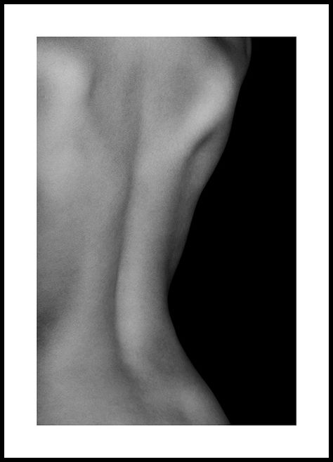 - Black and white photograph with close up of the back of a naked womanClose up photograph in black and white of a woman's naked back. The beauty of the female body is truly one of a kind and worthy of getting a place in your gallery wall! If you only have a small space to fill, this print will make a perfect addition.   The poster is printed with a white border that nicely frames the design. Photographie Art Corps, Body Art Photography, Shotting Photo, Body Photography, Photographie Portrait Inspiration, Photographie Inspo, Female Body, Online Wall Art, Foto Inspiration